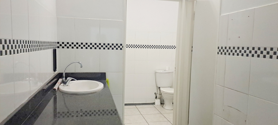 To Let commercial Property for Rent in Vredekloof Western Cape